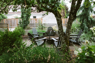 Park House McMinnville back yard area with fire pit, luxury vacation rental